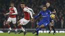 Aksi pemain Everton, Ashley Williams (kanan) berebut bola dengan penyerang Arsenal, Pierre-Emerick Aubameyang pada laga Premier League di Emirates Stadium, London, (3/2/2018). Arsenal menang 5-1. (AP/Alastair Grant)