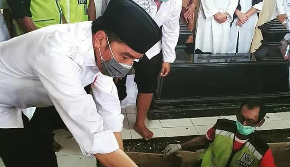 Presiden Joko Widodo atau Jokowi saat  memakamkan jenazah ibundanya Sudjiatmi Notomihardjo di pemakaman keluarga di Mundu, Kabupaten Karanganyar, Jawa Tengah, Kamis (26/3/2020).  Sujiatmi Notomiharjo wafat di RST Slamet Riyadi, Solo. (dok.istimewa)
