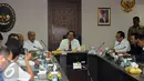 Menteri Koordinator Kemaritiman dan Sumber Daya, Rizal Ramli (tengah) memimpin rapat koordinasi di Gedung BPPT, Jakarta, Senin (21/9/2015). Rakor membahas potensi gas yang ada di Blok Masela yang kian banyak ditemukan. (Liputan6.com/Helmi Fithriansyah)