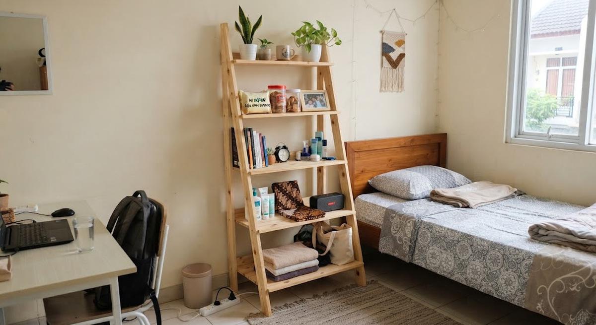 9 Ide Rak Tanpa Bor untuk Kamar Kos dan Apartemen, Praktis Tanpa Merusak Dinding