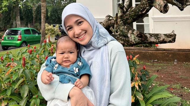Tampil Keibuan, Ini 6 Potret Cut Syifa Saat Gendong Anak yang Tuai Pujian