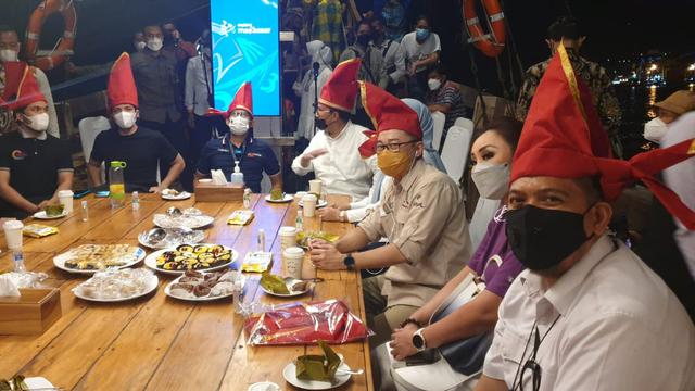 Sandiaga Uno dan Atta Halilintar di atas kapal Phinisi (ist)