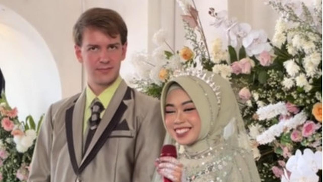 Wanita Ini Perlihatkan Tingkah Lucu Suami Bule di Hari Pernikahannya, Bikin Ngakak