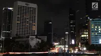 Suasana kawasan Bundaran HI saat lampu dipadamkan pada peringatan Earth Hour 2018 di Jakarta, Sabtu (24/3). Sebanyak 7 ikon kota Jakarta ikut serta dalam peringatan Earth Hour. (Liputan6.com/Immanuel Antonius)