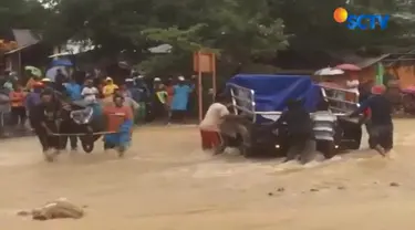 Banjir yang melanda Kota Ambon merendam jalur utama mudik Lebaran 2017