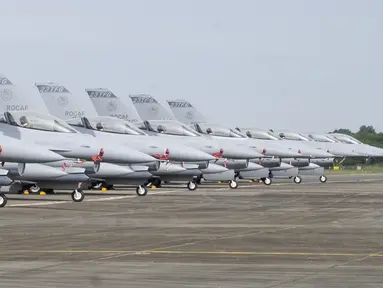 Jet tempur F-16V yang baru terlihat di pangkalan Angkatan Udara di Chiayi di barat daya Taiwan, Kamis (18/11/2021). Taiwan telah mengerahkan versi paling canggih dari jet tempur F-16 di Angkatan Udaranya. (AP Photo/Johnson Lai)