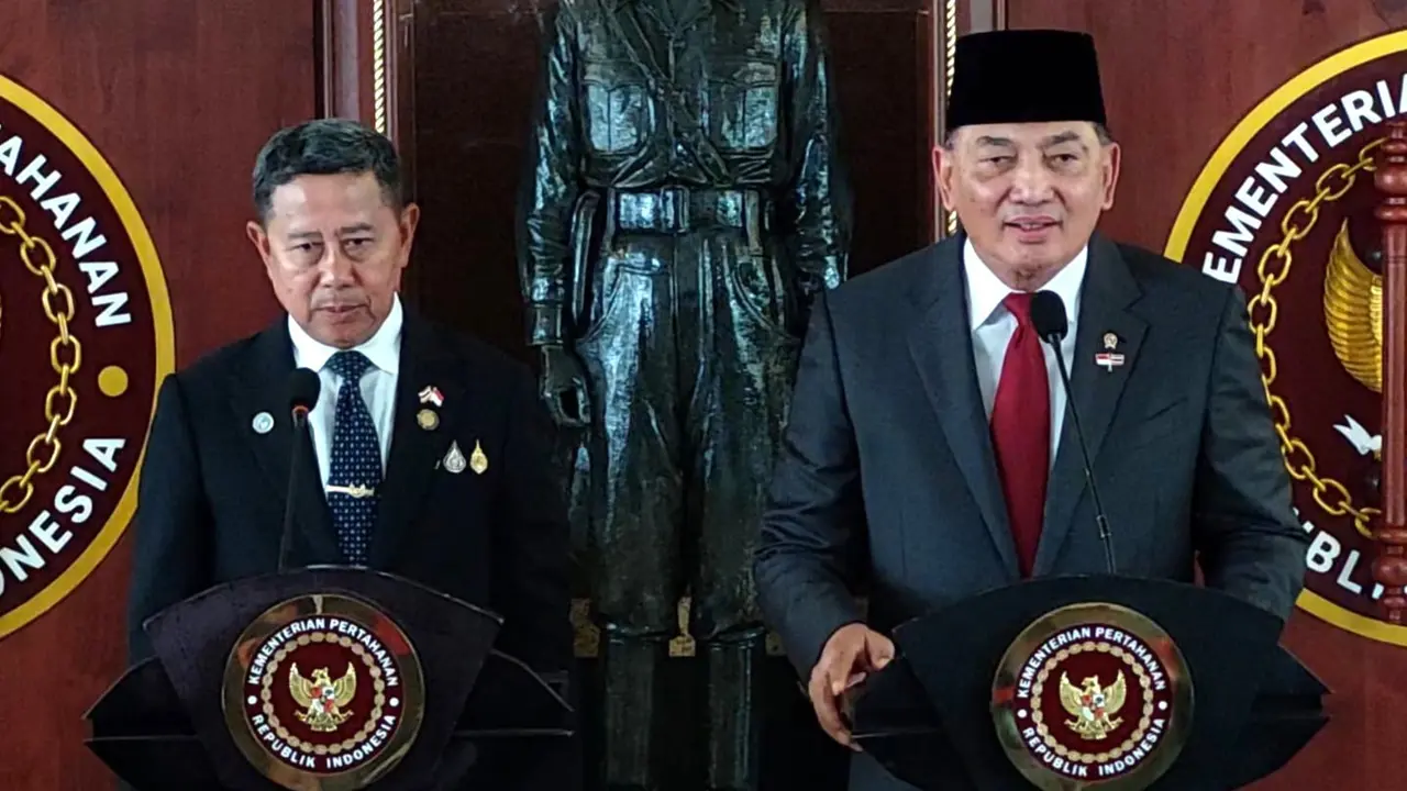 Menteri Pertahanan Sjafrie Sjamsoeddin menerima kunjungan Menteri Pertahanan Thailand, Adul Boonthumjaroen di Kantor Kementerian Pertahanan (Kemhan), Jakarta.