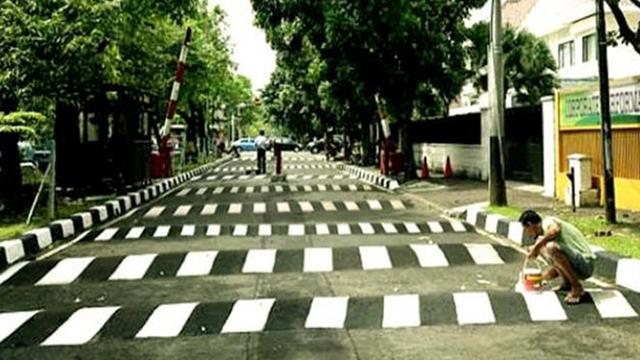 6 Potret Polisi Tidur Nyeleneh Ini Malah Bikin Kendaraan Rusak