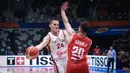 <p>Pemain Timnas Basket Latvia, Andrejs Grazulis berusaha melewati adangan pemain Timnas Basket Lebanon, Wael Arakji pada laga pembuka Grup H Piala Dunia FIBA 2023 di Indonesia Arena, Kompleks Gelora Bung Karno, Senayan, Jakarta, Jumat (25/08/2023). (Bola.com/Bagaskara Lazuardi)</p>