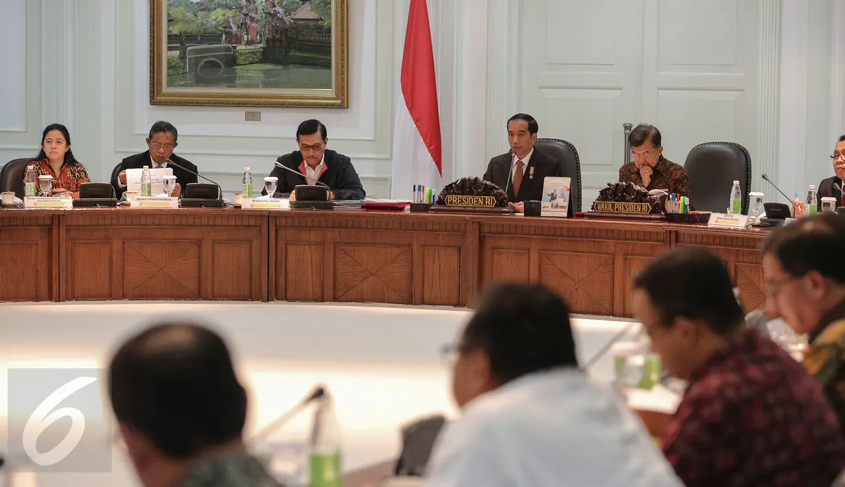 Presiden Jokowi didampingi Wapres Jusuf Kalla beserta menteri melakukan Sidang Kabinet Paripurna di Istana Kepresidenan, Jakarta,(2/11/2015). Sidang membahas APBN 2016, Persiapan Pilkada, dan Paket Kebijakan Ekonomi VI. (Liputam6.com/Faizal Fanani)