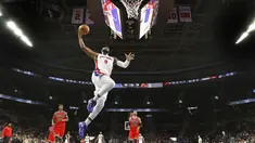 Aksi pemain Detroit Pistons, Andre Drummond #0 saat melakukan dunks melawan Chicago Bulls pada laga NBA di Auburn Hills, (07/12/2016). Detroit menang 102-91. (AP/Paul Sancya)