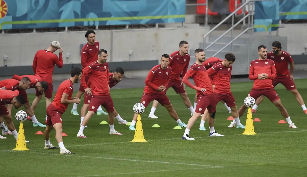 Para pemain timnas Makedonia Utara melakukan pemanasan selama sesi latihan di stadion Steaua di Bucharest, Sabtu (12/6/2021). Timnas Austria akan berhadapan dengan sang debutan Makedonia Utara di matchday 1 Grup C Euro 2020, Minggu (13/6) malam pukul 23.00 WIB. (Mihai Barbu, Pool via AP)