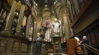 Andrea Bocelli menyanyi di Katedral Duomo yang kosong saat Paskah 2020. (Luca Rossetti/Sugar Srl, Decca Records via AP)