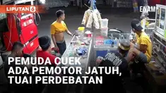 Sebuah video viral kecelakaan tunggal motor menuai perdebatan warganet. Berawal dari sejumlah pemuda yang terekam CCTV sedang nongkrong di kios pulsa. Tiba-tiba muncul seorang pemotor yang terjatuh tepat di depan kios. Pemuda itu justru hanya menoleh...