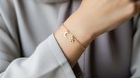 Gelang Emas Tipis Cantik untuk Hijabers. (Foto: Gemini AI)