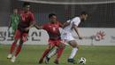 Gelandang Indonesia, Muhammad Hargianto, berebut bola dengan pemain Palestina, Sameh Maraaba, pada laga Asian Games di Stadion Patriot, Jawa Barat, Rabu (15/8/2018). Indonesia takluk 1-2 dari Palestina. (Bola.com/Vitalis Yogi Trisna)