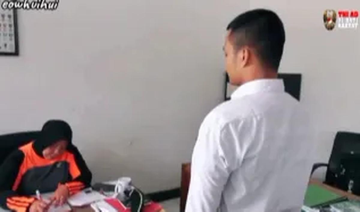 Selayaknya yang nampak pada sebuah video milik akun TikTok @eowhuihui, Ravi seketika memenuhi panggilan untuk menuntaskan urusan administrasi.