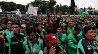 Pengemudi ojek online (ojol) menggelar demonstrasi di depan Gedung DPR/MPR, Senayan, Jakarta, Jumat (28/2/2020). Aksi demo ratusan sopir ojek online dipicu karena ada usulan anggota DPR yang ingin ojek online tidak mengangkut penumpang, melainkan hanya mengangkut barang. (Liputan6.com/Johan Tallo)