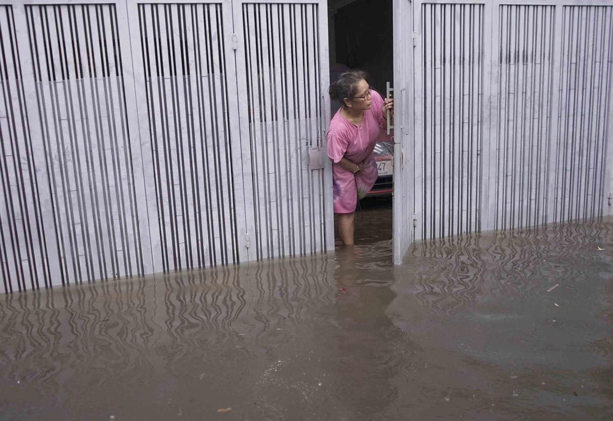FOTO: Drainase Meluap, Warga Pasar Rebo Terobos Genangan