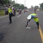 Satlantas Polresta Banyuwangi Lakukan Olah TKP lakalantas di Jalan Raya Jember. (Hermawan Arifianto/Liputan6.com)