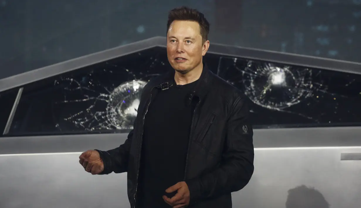 CEO Tesla, Elon Musk, memperkenalkan Cybertruck di studio desain Tesla di Hawthorne, California (21/11/2019). Truk Pikap ini dibekali dua motor Listrik dengan sistem penggerak menggunakan konfigurasi semua roda atau yang biasa disebut 4WD. (AP Photo/Ringo H.W. Chiu)