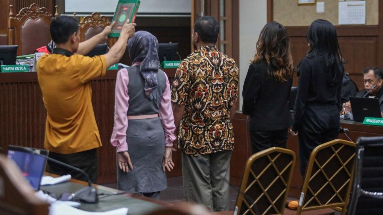 VIDEO: Hakim Cecar Biduan Cantik Nayunda Nabila di Sidang SYL "Pernah Dibayar RP100 Juta?"