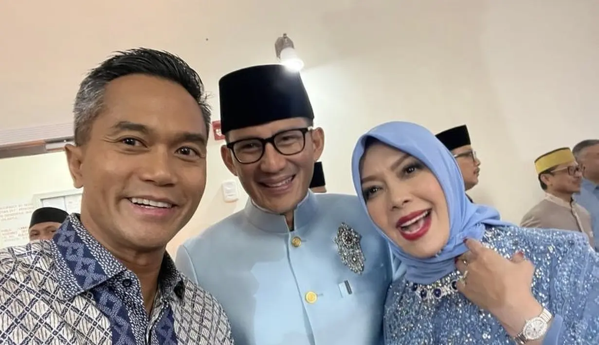 Sementara itu, sang ibunda Nur Asia Uno tampil dengan kebaya brokat panjang biru yang serasi dengan kerudungnya. [@anindyabakrie]