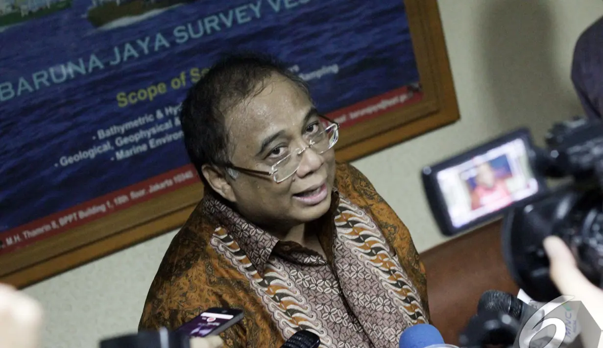  Indroyono Soesilo menerangkan kapal Baruna Jaya I berhasil menangkap sinyal yang diduga berasal dari alat pesawat AirAsia QZ8501, Jakarta, Minggu (11/1/2015). (Liputan6.com/Faizal Fanani)