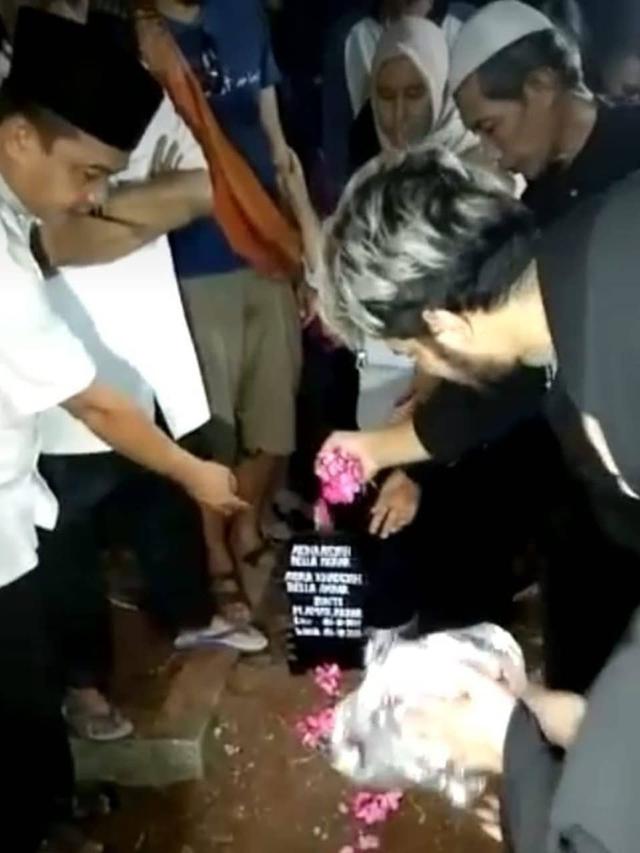 6 Momen Haru Ammar Zoni Saat Memakamkan Putri Kembarnya