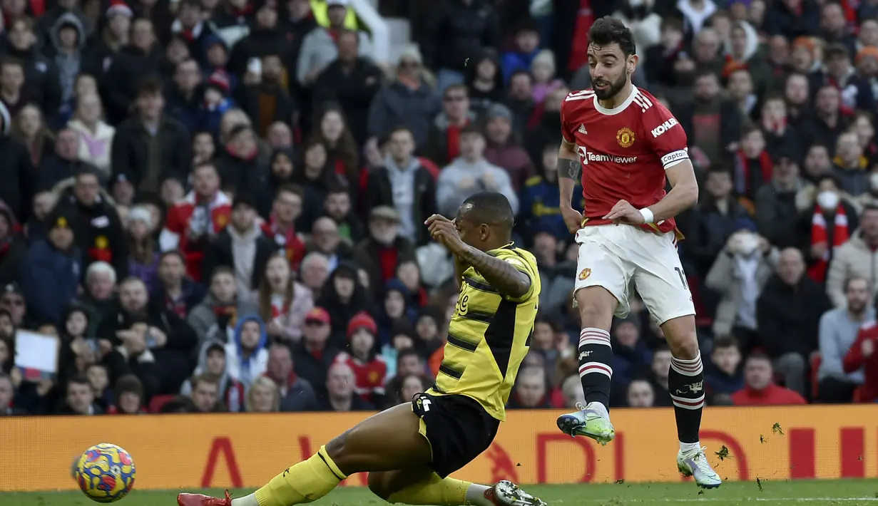 Gelandang Manchester United, Bruno Fernandes mencoba melepaskan tembakan ke gawang Watford pada pertandingan lanjutan Liga Inggris di di Old Trafford di Manchester, Inggris, Sabtu (26/2/2022). Hasil ini membuat MU tertahan di peringkat empat dengan 47 poin. (AP Photo/Rui Vieira)