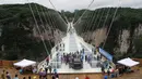  Jembatan sepanjang 430 meter yang menyeverangi tebing di Provinsi Hunan, Cina, (25/6).Uji coba ini menjadi pusat perhatian warga. (REUTERS / Jimmy Guan)
