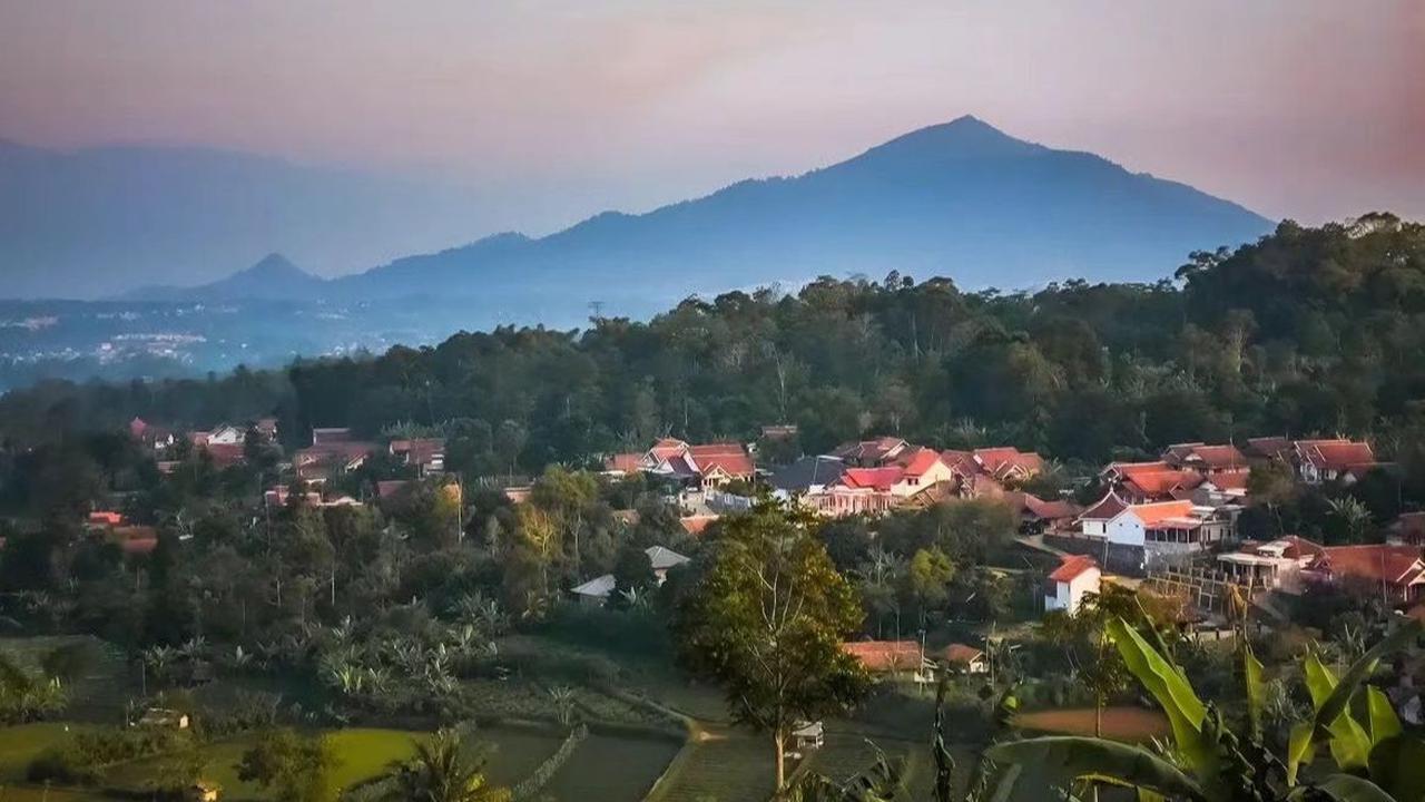Gunung Geulis di Bogor biasa menjadi tempat kemping