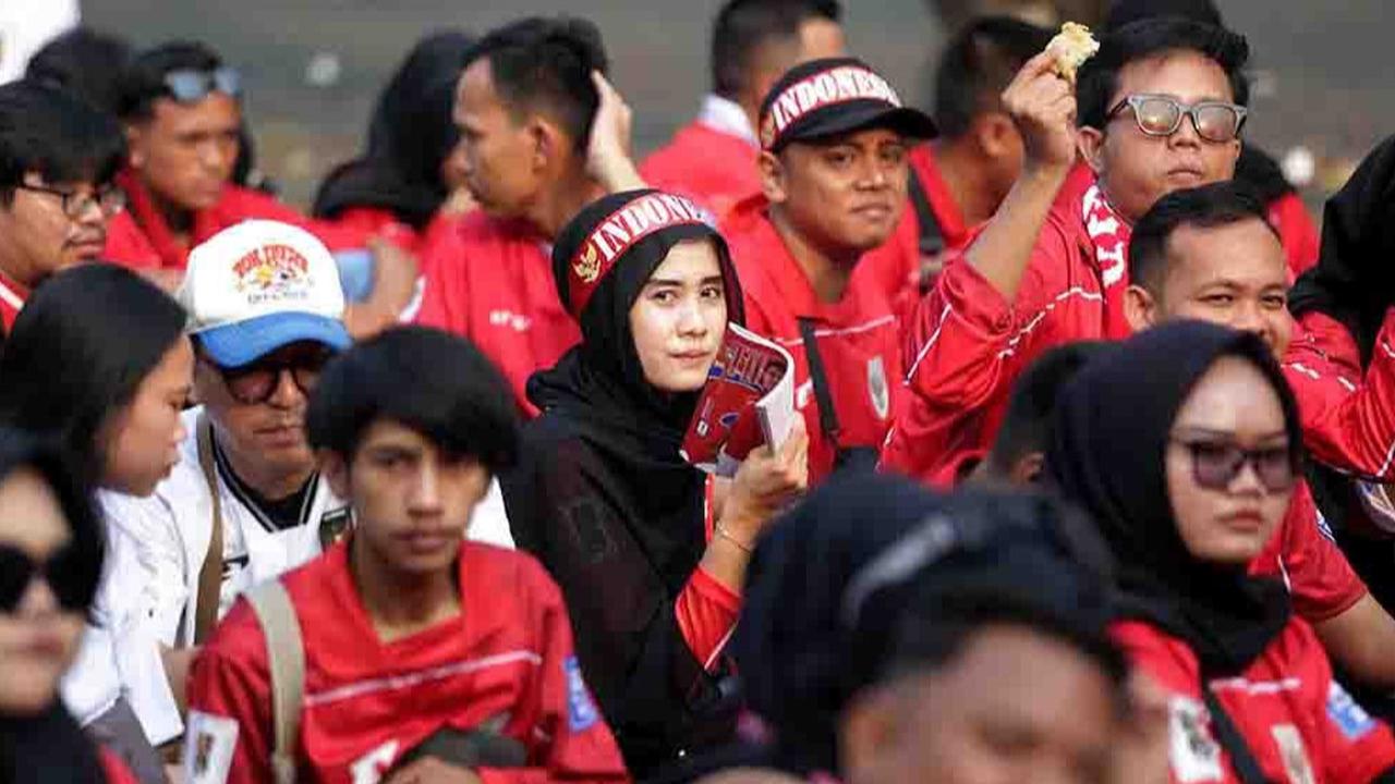 FOTO: Ribuan Suporter Padati GBK, Beri Dukungan Penuh Timnas Indonesia