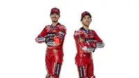 Momen dua pembalap pabrikan Ducati: Pecco Bagnaia dan Enea Bastianini saat launching tim menuju MotoGP 2024. (X/Ducati)