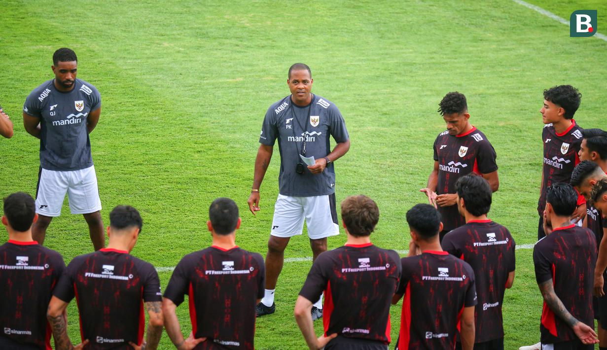 Pelatih Timnas Indonesia, Patrick Kluivert, memberikan arahan kepada anak asuhnya saat memimpin latihan perdana untuk persiapan laga Kualifikasi Piala Dunia 2026 zona Asia di Bali United Training Center (BUTC) Kabupaten Gianyar, Senin (26/5/2025). (Bola.com/Alit Binawan)