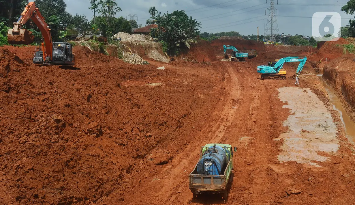 Pekerja dengan alat berat mengerjakan pembangunan jalan Tol Cinere-Jagorawi (Cijago) Seksi 3B yang menghubungkan Cinere-Serpong  di kawasan Limo, Depok, Kamis (9/3/2023). Jalan Jalan Tol Serpong-Cinere ditargetkan selesai pertengahan April 2023 dan akan dioperasikan secara fungsional untuk mendukung arus lalu lintas saat mudik Lebaran 2023. (merdeka.com/Arie Basuki)