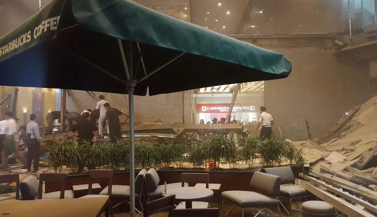 Balkon lantai 1 tower II Bursa Efek Indonesia (BEI) roboh, Jakarta, Senin (15/1). Sejumlah orang yang diduga tertimpa puing langsung dievakuasi ke luar BEI. (Liputan6.com/istimewa)