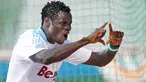 Selebrasi gol defender Marseille Taye Taiwo di laga lanjutan Ligue 1 melawan Montpellier di Mosson Stadium, 17 April 2011. Marseille unggul 2-1.  AFP PHOTO / PASCAL GUYOT