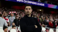 Manajer Arsenal asal Spanyol, Mikel Arteta, memperhatikan sebelum pertandingan leg kedua perempat final Liga Champions UEFA antara Arsenal dan Sporting Lisbon di Stadion Emirates di London utara pada 16 April 2026. (Adrian Dennis/AFP)