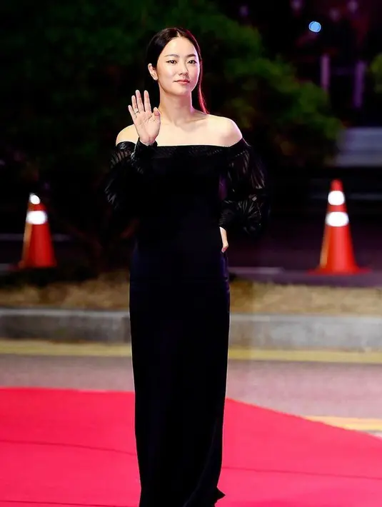 Pemeran Hong Cha-young drama korea Vincenzo, Jeon Yeo Been memancarkan aura glamornya dalam balutan off shoulder gown berdetail puff sleeve.  (Instagram/koreadispatch).