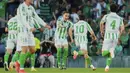 Pemain Real Betis, Antony (tengah kiri) ikut merayakan gol yang dicetak oleh Abde Ezzalzouli (tengah kanan) ke gawang Fiorentina dalam laga leg 1 semifinal Conference League 2024/2025 di Benito Villamarin Stadium, Sevilla, Spanyol, Kamis (01/05/2025) waktu setempat. (AP Photo/Jose Breton)