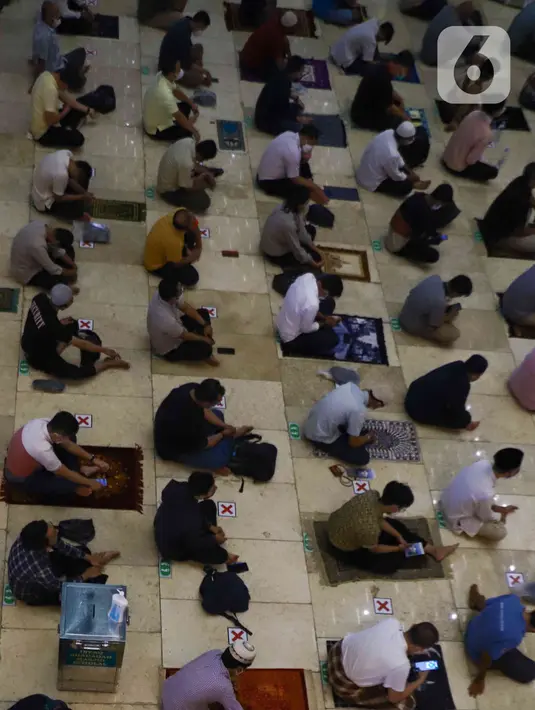 Di tengah lonjakan kasus Covid-19 di DKI, Masjid Istiqlal melakukan pembatasan jumlah jemaah maksimal 50 persen serta jam operasional pengunjung untuk shalat. (Liputan6.com/Herman Zakharia)