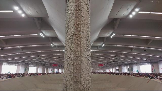 Jemaah haji di Mina untuk melakukan lempar jumrah.