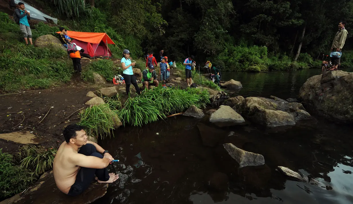 Sejumlah pendaki beristirahat di tepi Danau Gunung Tujuh pada Minggu (17/5/2015). Danau ini berada di puncak Gunung Tujuh dengan luas sekitar 960 hektar, panjang 4,5 km, serta lebar 3 km. (Liputan6.com/Helmi Fithriansyah)