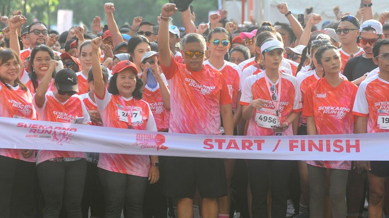Sekjen PDIP Hasto Kristiyanto (tengah) berdiri di garis start saat mengikuti Soekarno Run  di Parkir Timur Senayan, Gelora Bung Karno (GBK), Senayan, Jakarta, Minggu (30/06/2024).&nbsp;Lomba lari bertajuk Soekarno Run merupakan rangkaian kegiatan puncak p