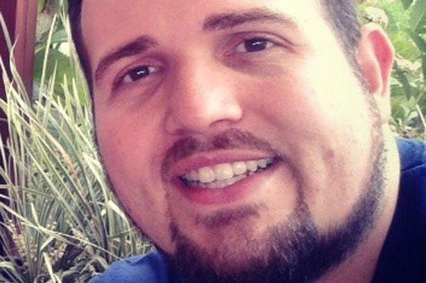 Anthony Kulkamp (33) pria yang masih sempat bermain gitar saat operasi | Photo: Copyright dailymail.co.uk