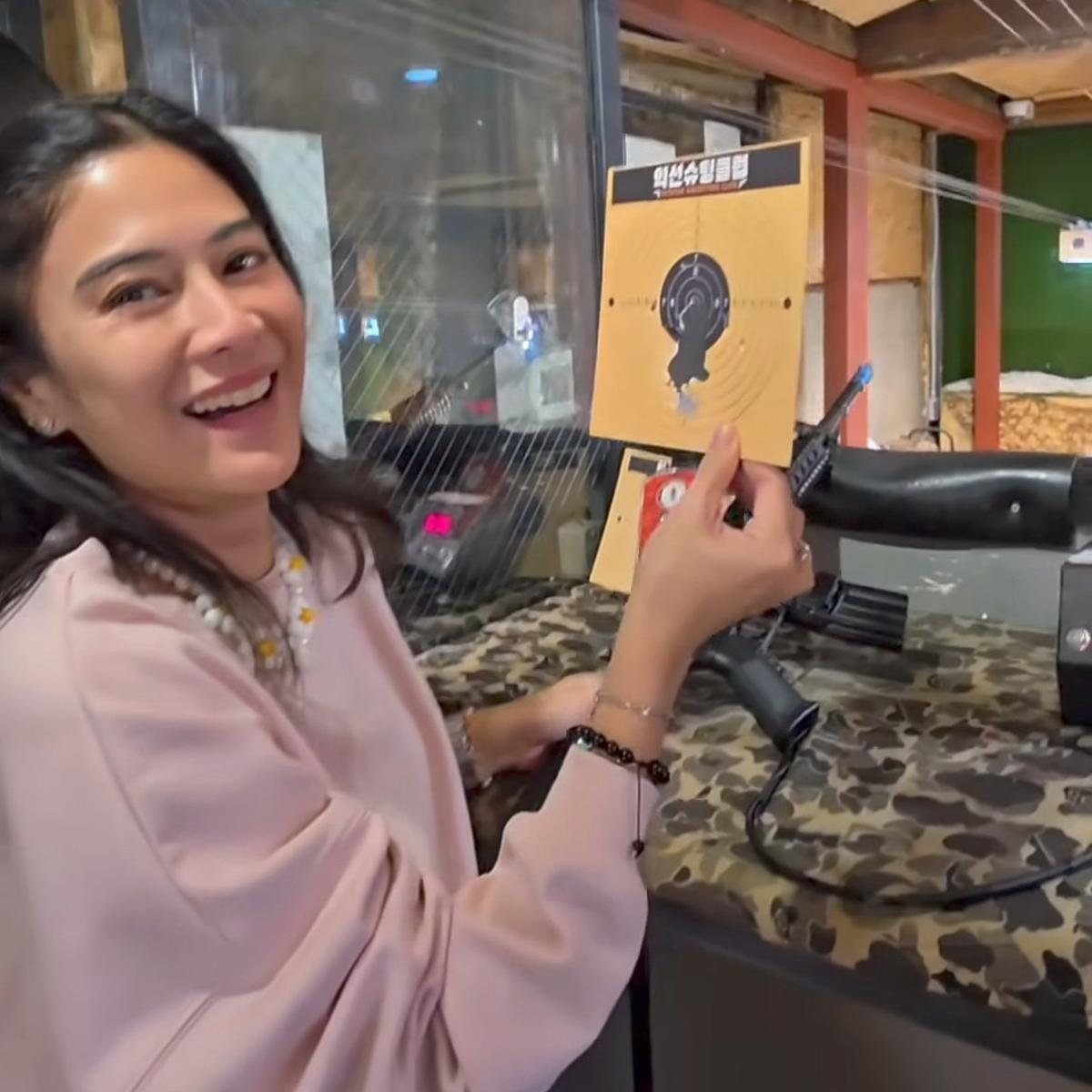 Potret Family Date ala Dian Sastro di Korea Selatan, Latihan Menembak Hingga Ngopi Bareng Suami dan Anak