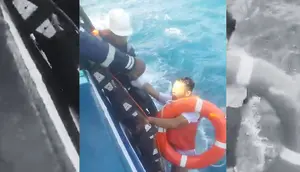 Kapal Hasnur Evakuasi 66 Korban Kebakaran KMP Mutiara Sentosa 2