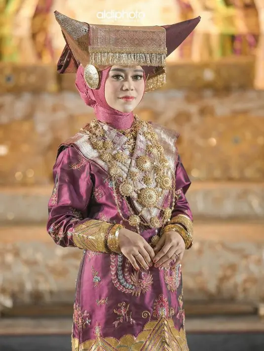 Sebagai pelengkap, Lesti juga terlihat mengenakan softlens warna hijau kebiruan yang memberikan tampilan matanya memesona.
(Instagram/lestikejora).