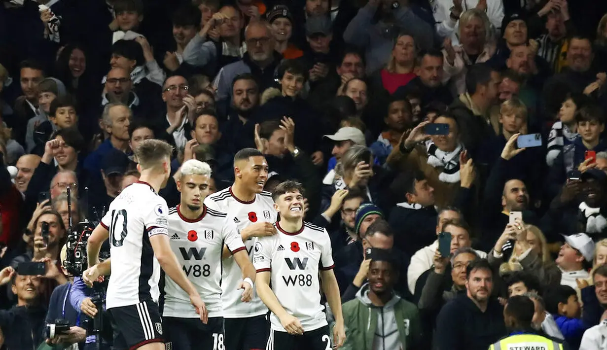 MU sempat memimpin lewat gol Christian Eriksen di babak pertama. Namun Fulham mampu menyamakan skor menjadi 1-1 di babak kedua, lewat Daniel James. (AP/Leila Coker)